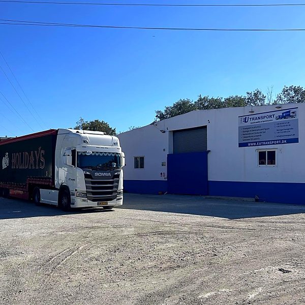 Lastbil fra EU Transport foran firmaets lager i Fuengirola